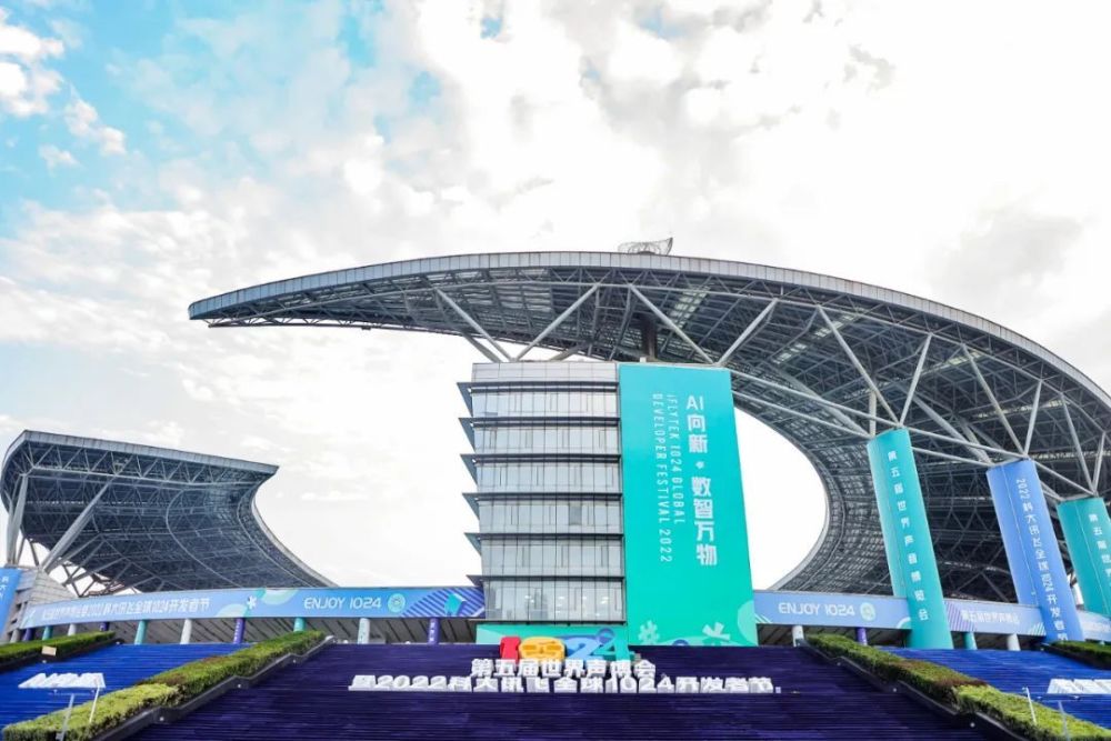 晨跑的地方就是合肥奥体中心县长梅晓歌(胡歌饰)第一集刚开场,小编给