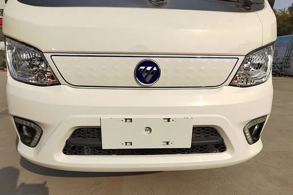 倒梯形封闭式格栅,一体化喷涂设计,深蓝色的车标,都彰显出新能源车型