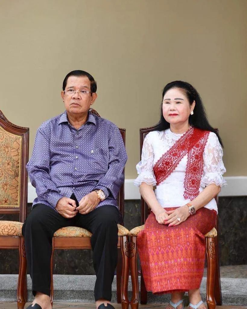 洪森发文晒图祝老婆69岁生日快乐