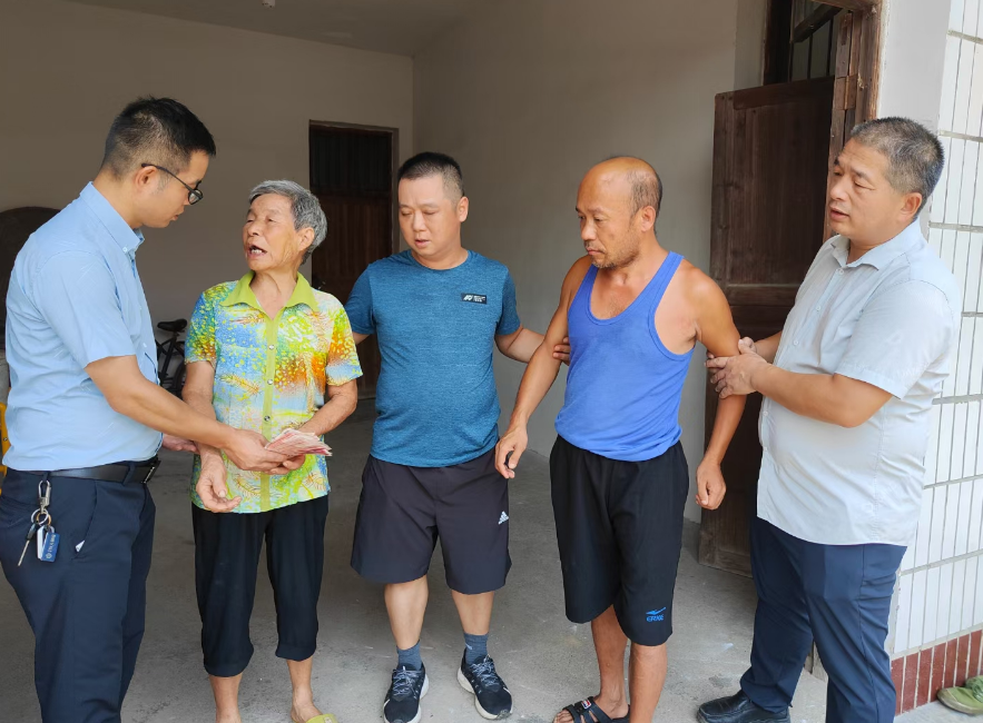 每年固定资助12000元,"会一直帮下去"2015年,朱文清,符喜保,李伟带着