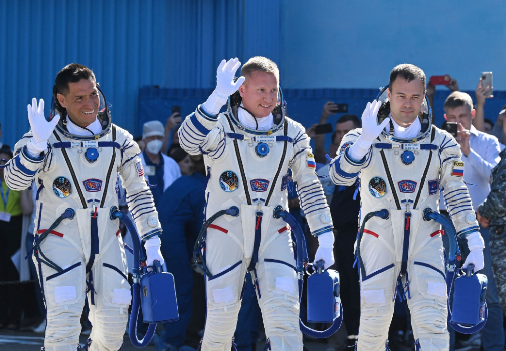 俄航天员“太空行走”计划被紧急叫停还能安全返回地球吗？