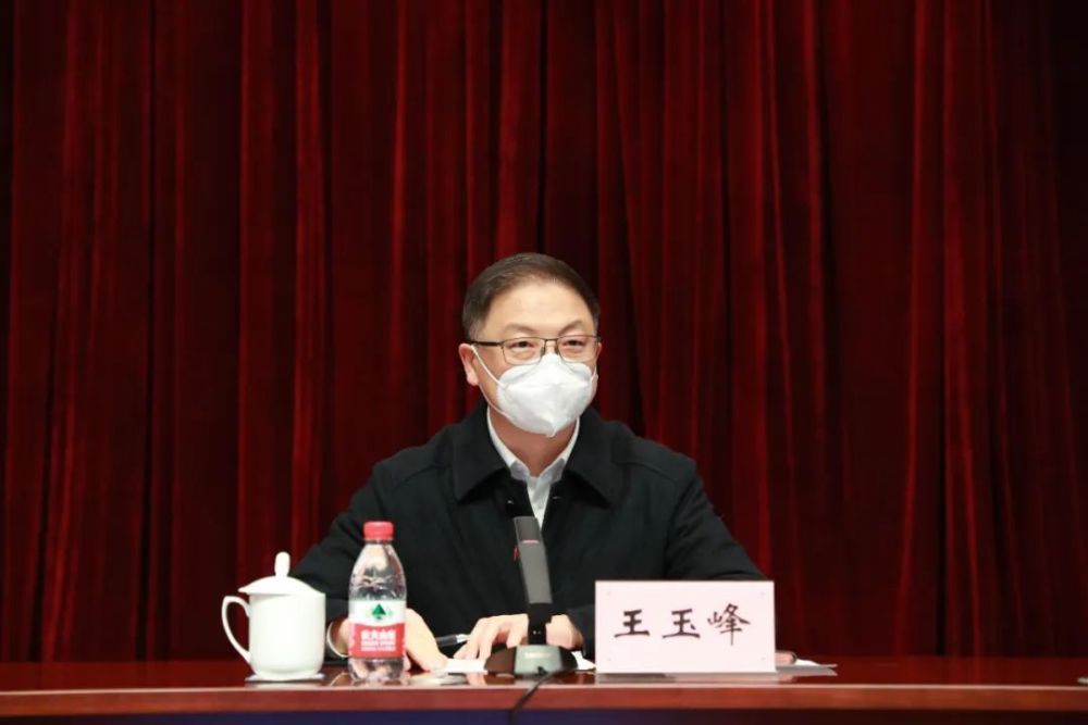 区委常委,宣传部部长王玉峰主持会议并就做好学习成果转化工作提出