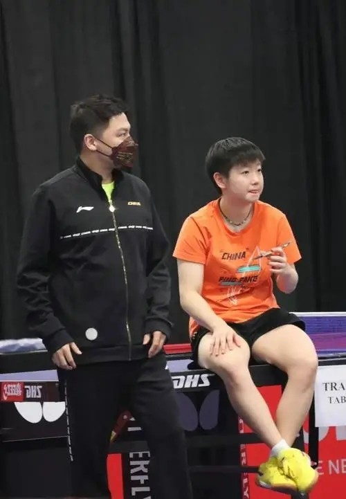 球迷请王励勤等上古大神来执教王曼昱,陈玘:现在都不会拿球拍了