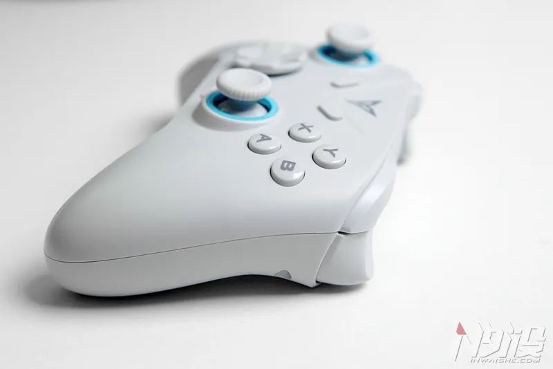 飞智冰原狼三模无线游戏手柄评测_腾讯新闻