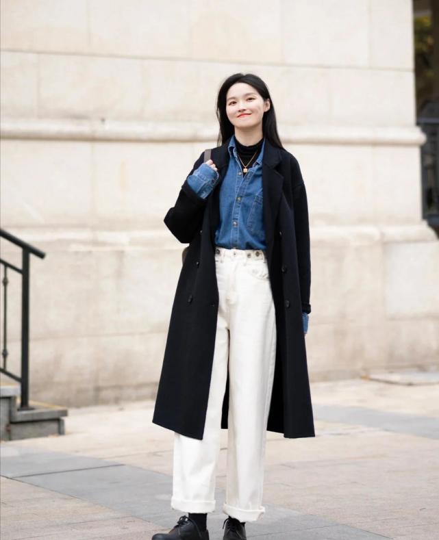 "懒人"要学会的一种穿法,叫做"黑衣白裤",时髦洋气又显瘦