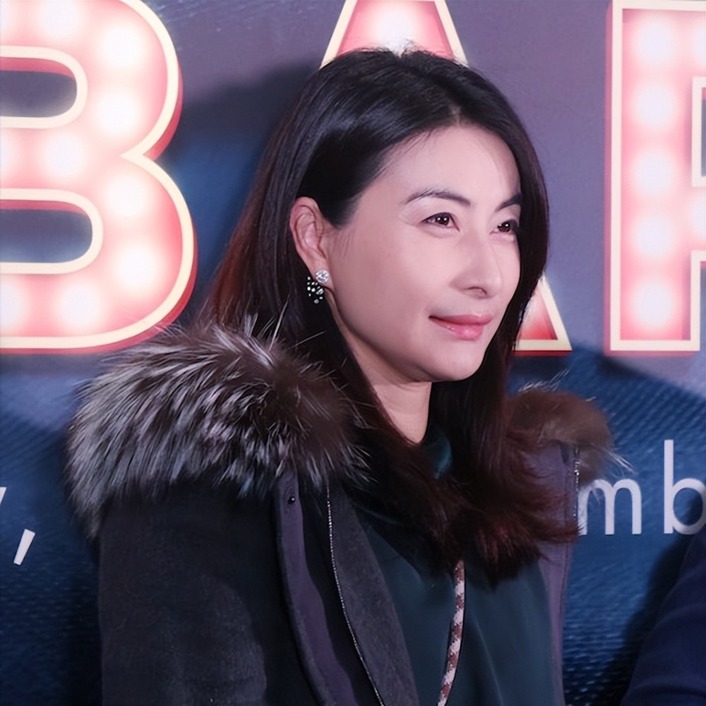 郭晶晶夫妇晚宴合影尽显地位,霍启刚紧贴老婆,挤得她快站不稳插图6