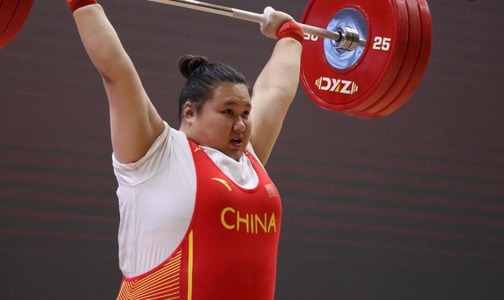 抓举比赛李雯雯开把重量选择了130公斤,第一次试举她轻松举起了这一