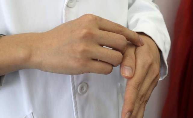 别急,不妨跟着曙光医院医生按按虎口,加速退烧|抗疫答疑日历