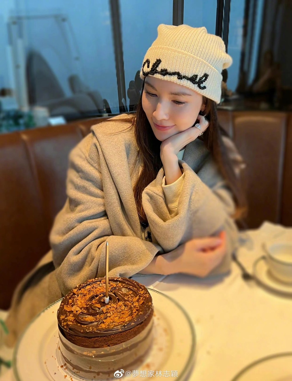 随后林志颖还晒出了陈若仪当天的生日照,照片中,陈若仪戴着毛线帽,一