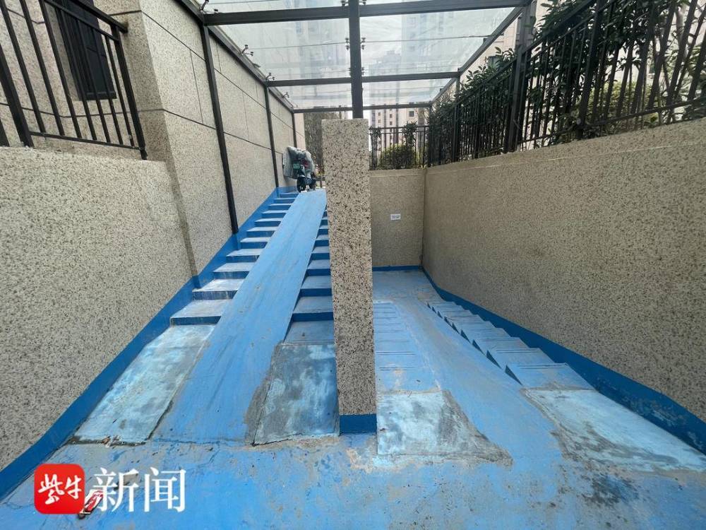【有事找紫牛】高端小区一条车库坡道,却把自行车逼上机动车道 问题是