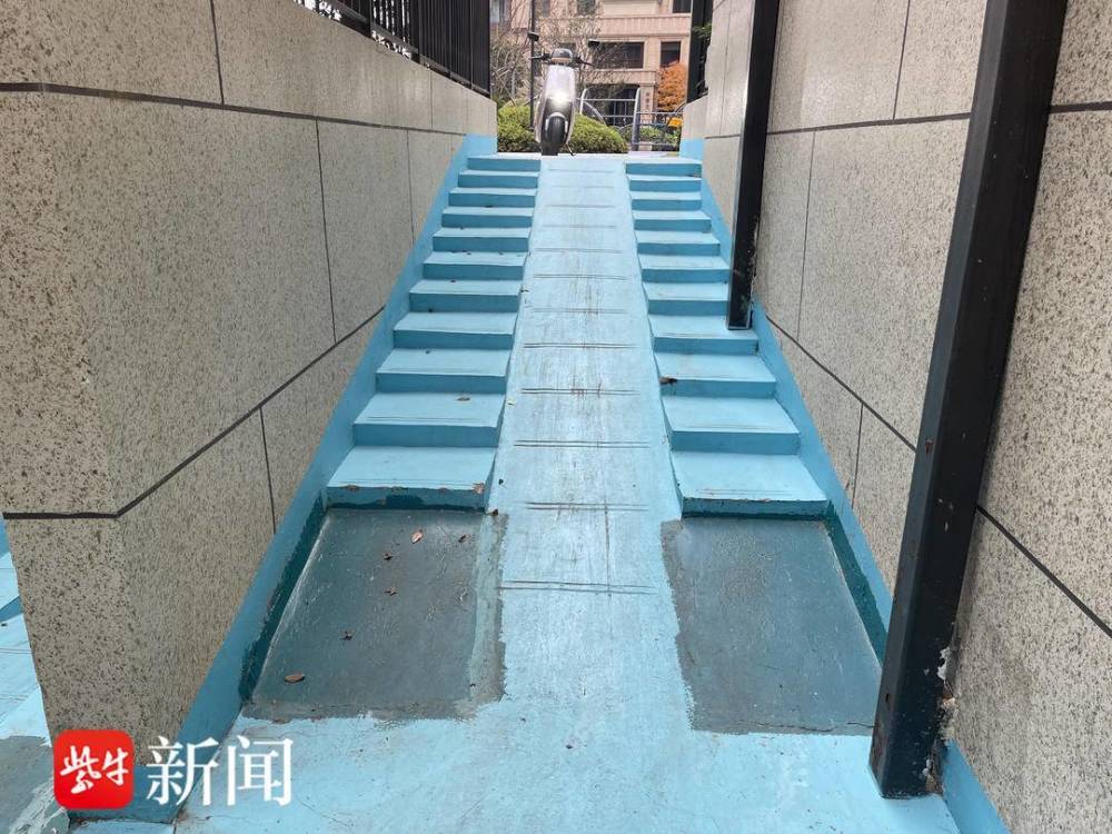 【有事找紫牛】高端小区一条车库坡道,却把自行车逼上机动车道 问题是