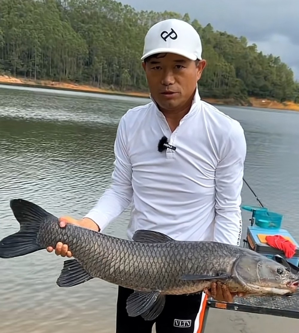 广东一男子为了钓鱼,水库边苦守20多天,钓王邓刚也被吸引来了_腾讯