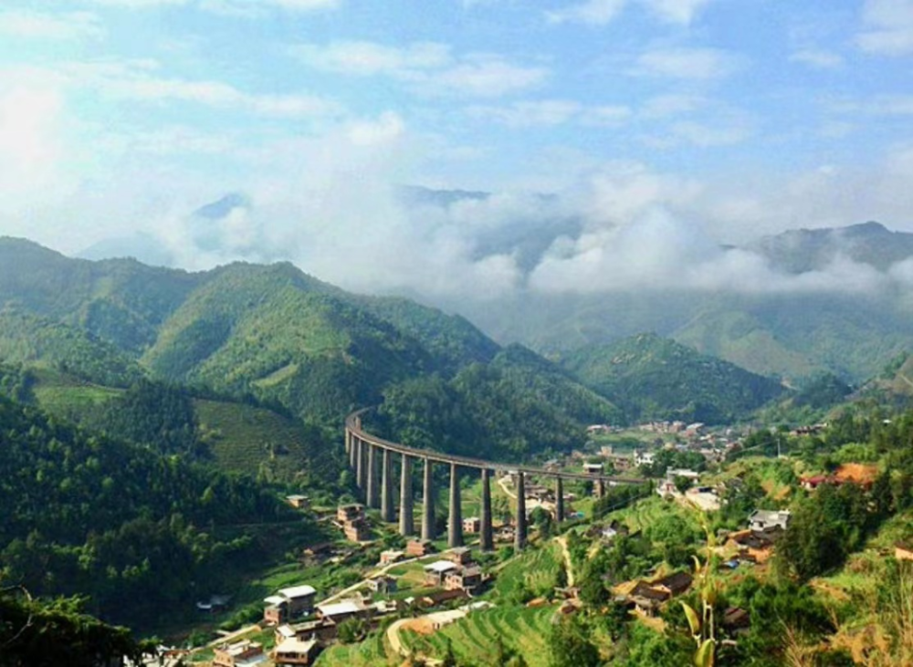 感德镇,地处福建省安溪县西北部,距县城68公里,镇域面积221.