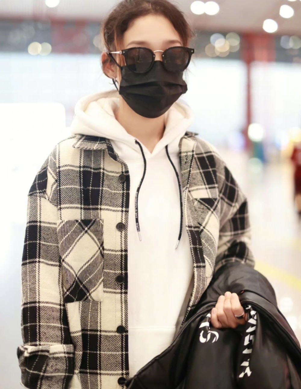 希林娜依高机场饭拍,格子衬衫内搭卫衣配破洞牛仔裤,潮范儿十足插图3