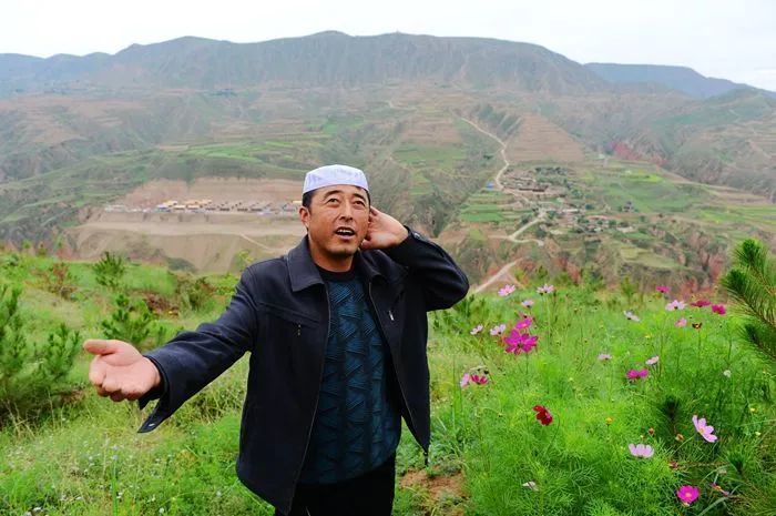 东乡人民热爱生活,酷爱运动,拔棍,赛马等民族传统体育运动项目.