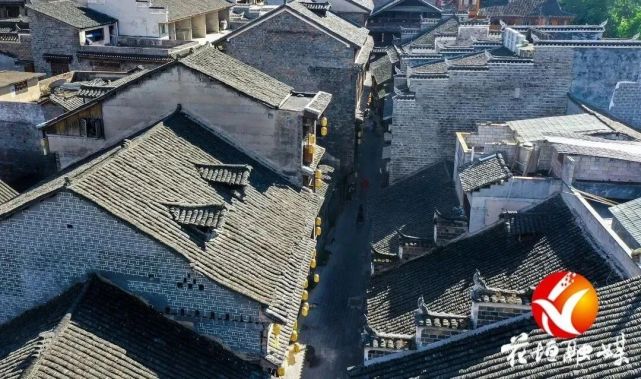 先生《边城》小说,以20世纪30年代川湘交界的边城小镇茶峒为背景,用