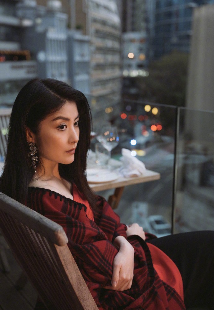 陈慧琳和她的儿子在车里被车撞了. 我发消息报告她安全了!