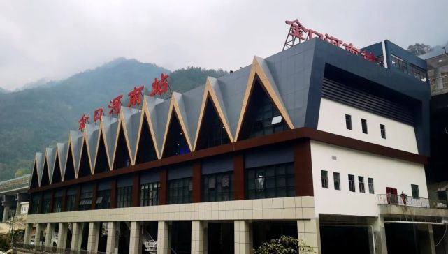 峨边南站位于乐山市峨边彝族自治县大溪沟.