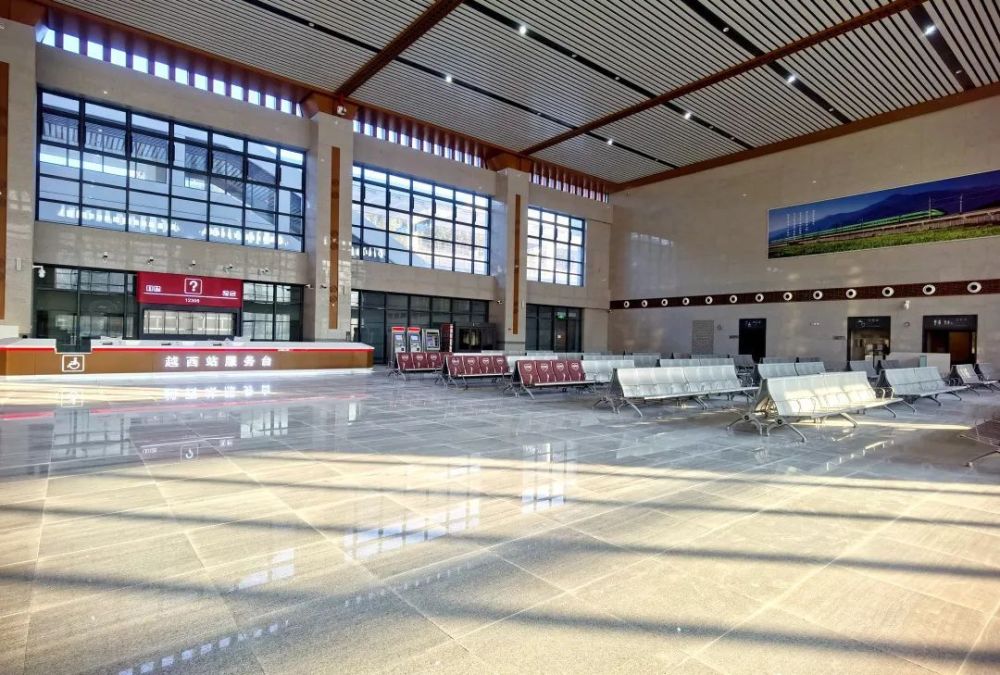 站房以"南丝古道,好客彝城"为设计理念,融入越西县五里牌元素和彝族