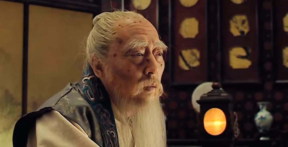 有一天嘉靖帝给夏言,严嵩等大臣每人赐下一个沉香水叶冠,夏言不戴,但