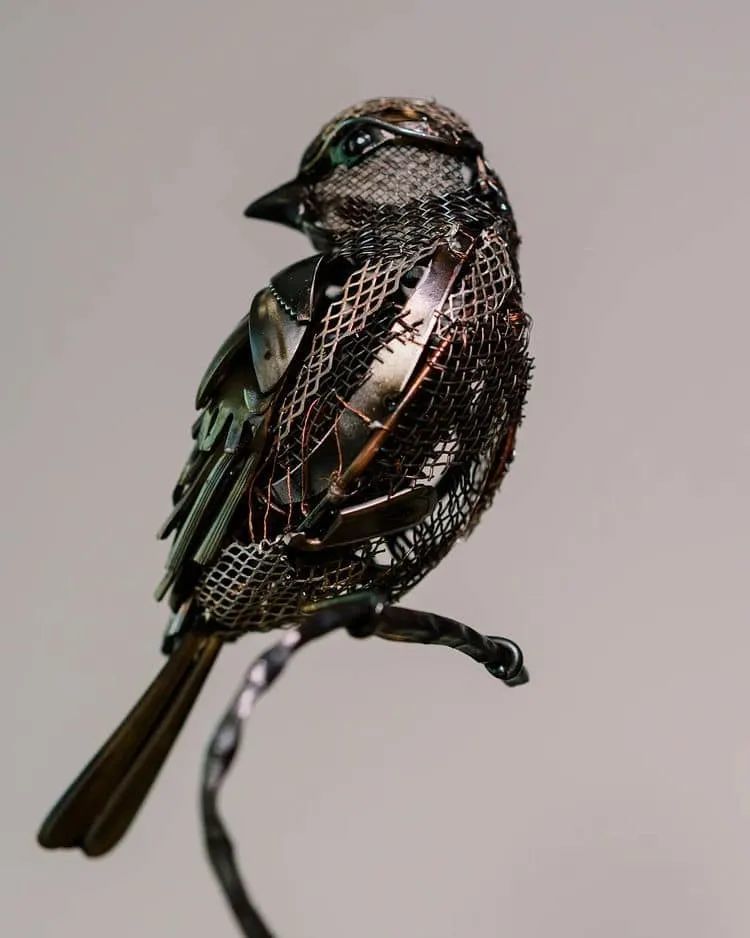 她把破铜烂铁焊接成动物雕塑将工业美学展现得淋漓尽致