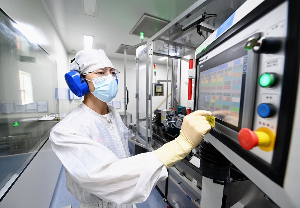 布洛芬生产线24小时运转人福医药全力保障药品供应