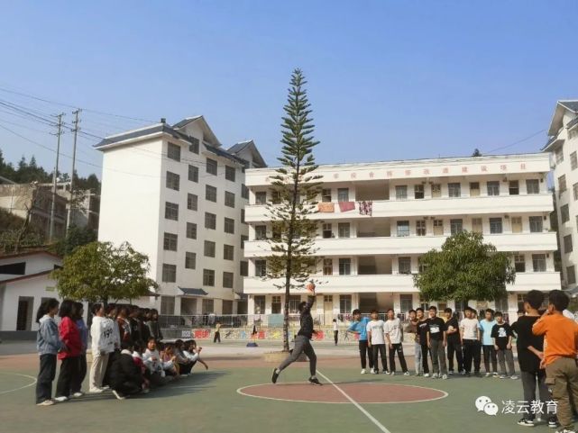 凌云县加尤镇初级中学图片