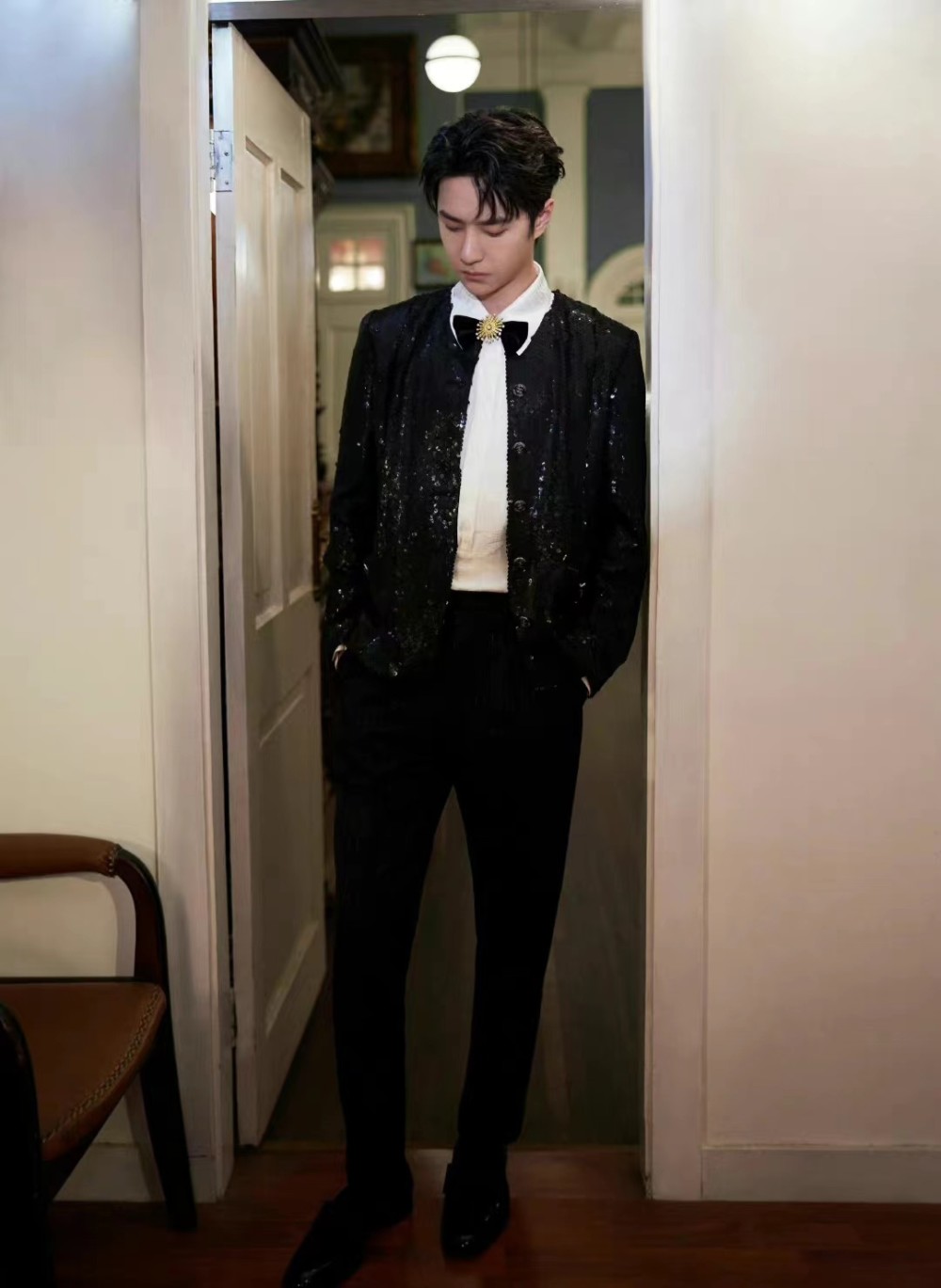 王一博gq造型随拍,亮片刺绣西装配白衬衫,酷帅有型插图2