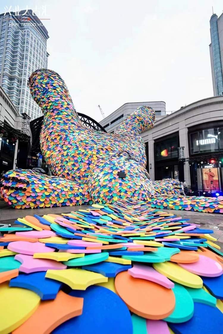 别样迎新上海新天地正在进行户外艺术装置展安义夜巷冬日限定市集同步