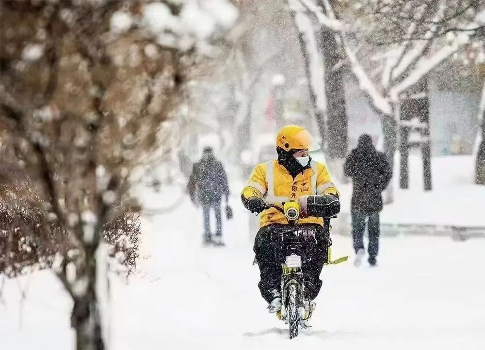 下雪天送外卖小哥图片图片