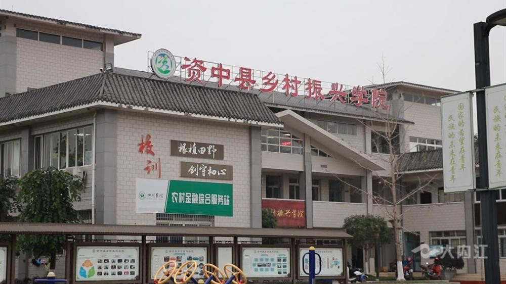 走进资中县银山镇平安寨社区,映入眼帘的是干净整洁的柏油马路,错落有