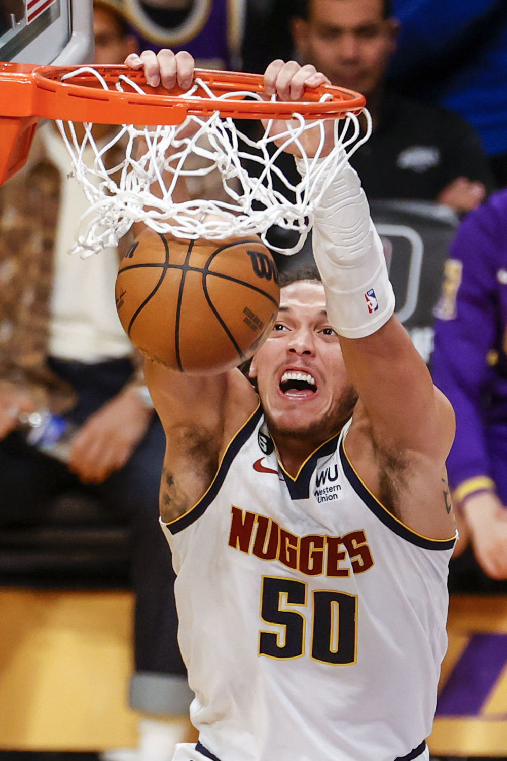 12月16日,掘金队球员阿隆·戈登在比赛中扣篮.