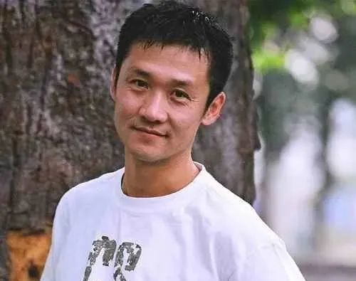 1969年,黄志忠出生于天津,年轻时的黄志忠是想成为一名篮球运动员