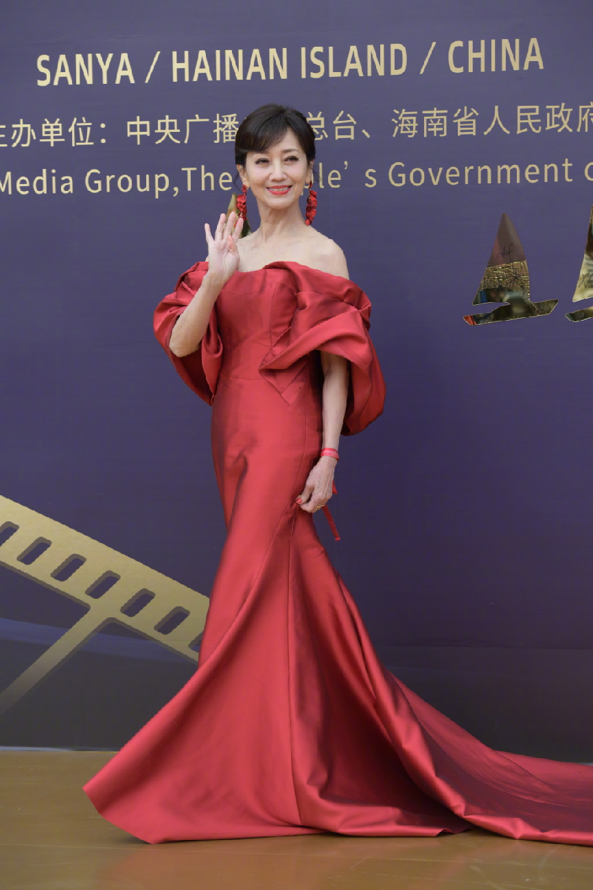 当天,赵雅芝一袭红色露肩长裙出席,脸上画着精致的妆容,还做了发型,将