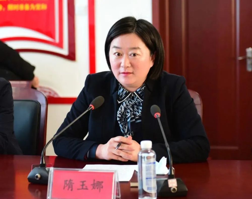 公开履历显示,隋玉娜是山东蓬莱人,2003年9月参加工作,青岛科技大学