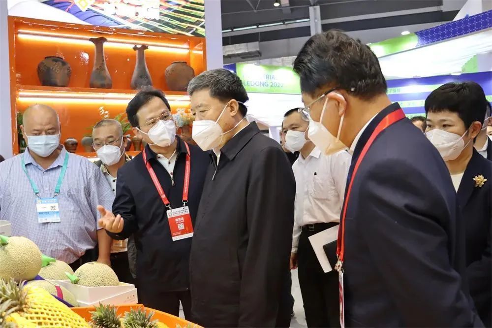 与参展商交谈,了解昌江馆展出的产品品种,销售价格及市场销售前景等