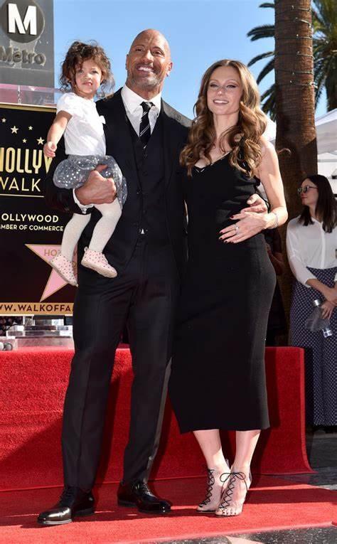 而除了小茉莉,巨石强森与他38岁的第二任妻子劳伦·哈希安还有另外一