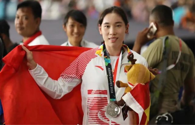 职业生涯:2006年,王庆铃被霞浦一中的雷勇标教练推荐到宁德市体校参加