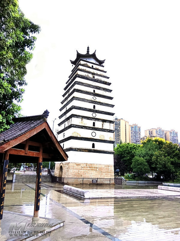 "近日,刘敬原带着父母来到文星阁溜达时,哼唱着自己在花荄中学(现安州