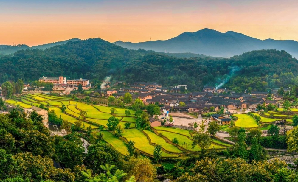 河南新县建设美丽乡村大别山风景独好