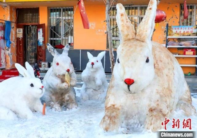 雪雕兔成网红新疆大叔21年用雪雕传扬生肖文化
