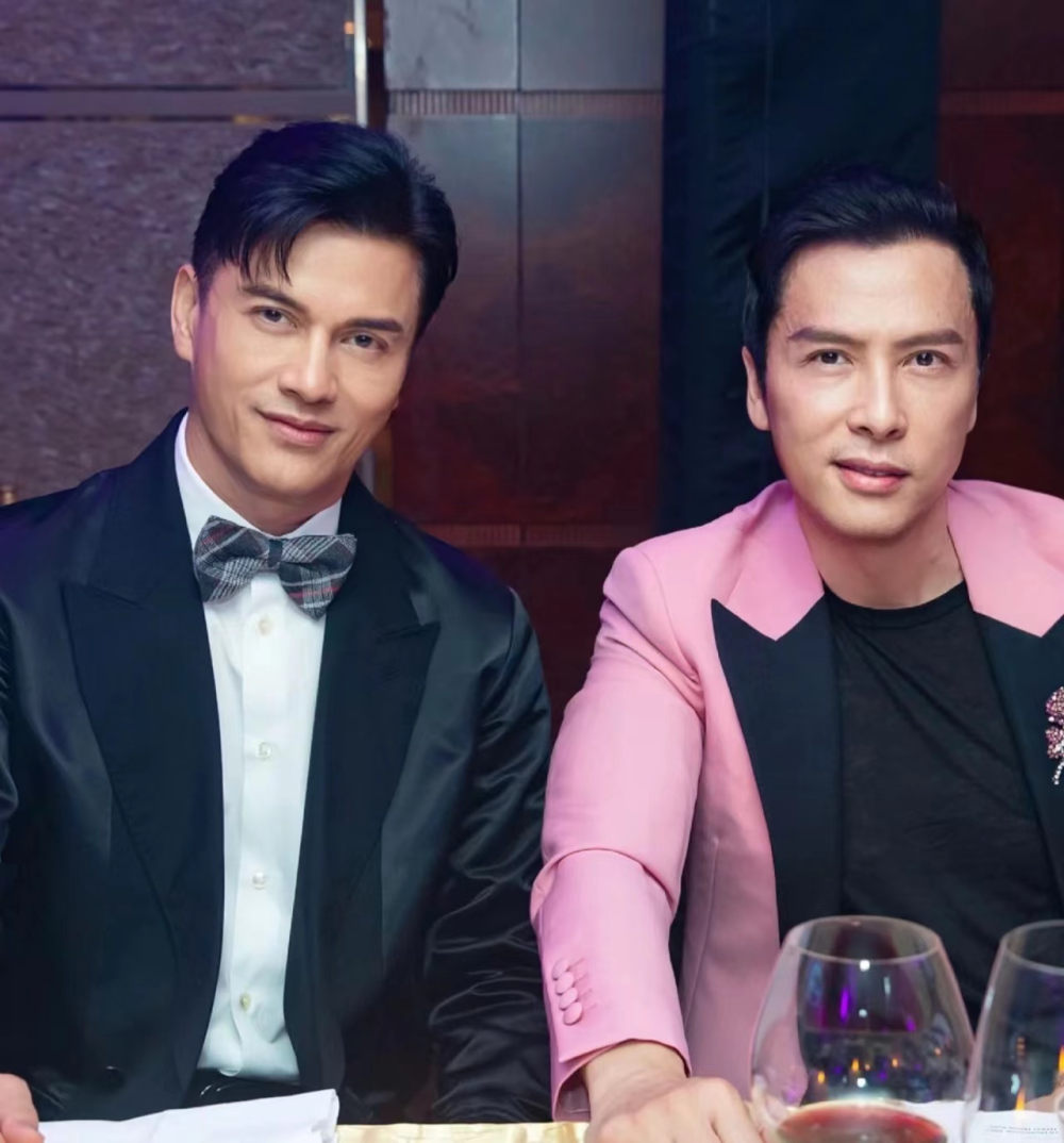 吕良伟出席亿万富婆生日宴年轻如小伙与甄子丹同框状态不输