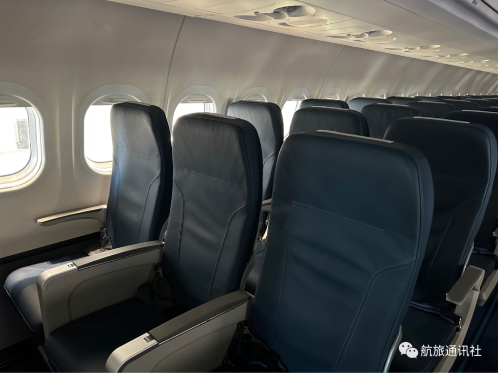 此次交付翎亚航空的arj21飞机为95座全经济舱布局,客舱内饰,旅客座椅