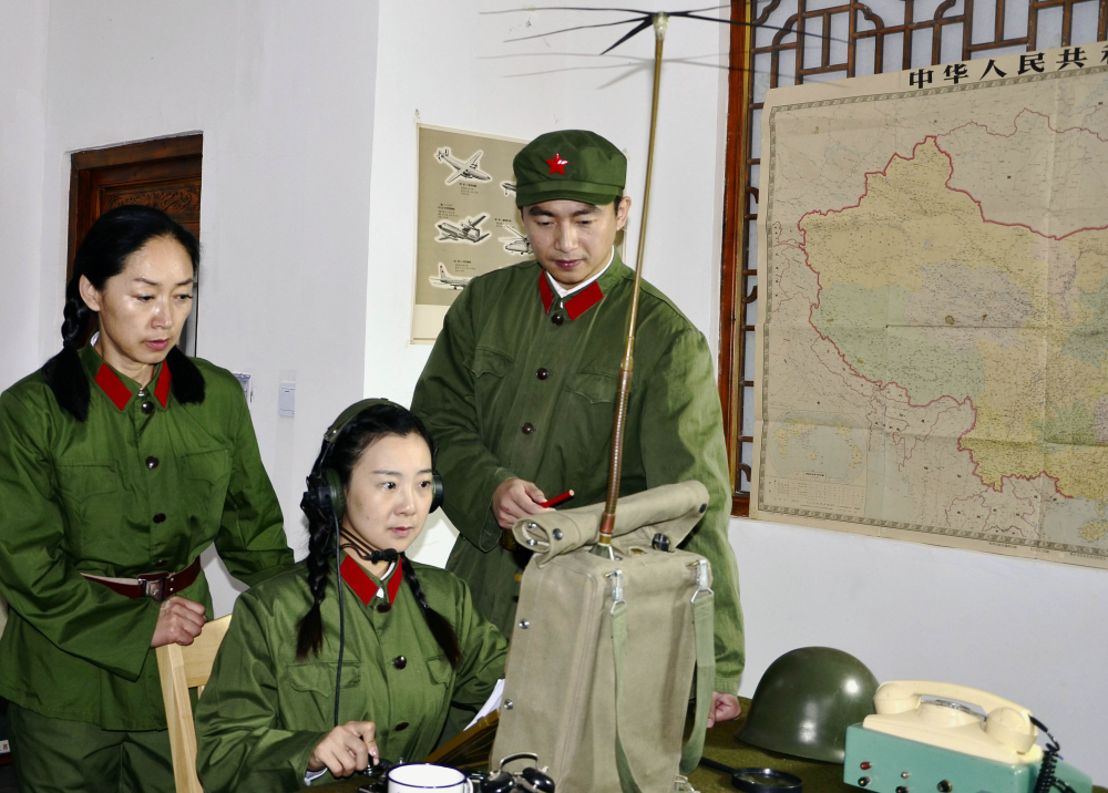 65式军服虽然堪称经典,但实战存在弊端?一颗红星,两面红旗_腾讯新闻