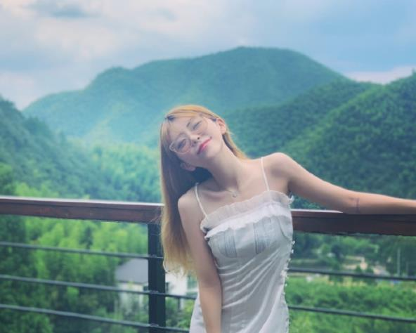 周淑怡扬言冬泳挑战网友直接翻出昔日泳装照下海