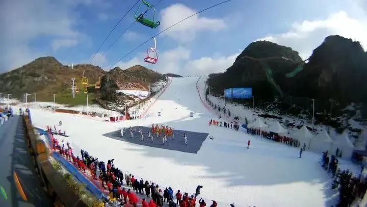 梅花山国际滑雪场位于六盘水梅花山国际生态休闲旅游度假区核心区,距