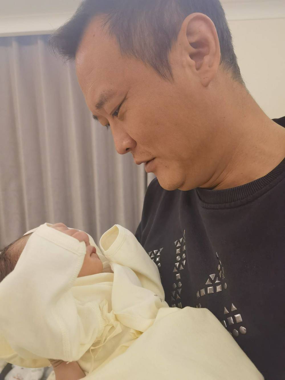 原国安队长徐云龙完婚喜得贵子是女儿并非儿子十足贴心小棉袄