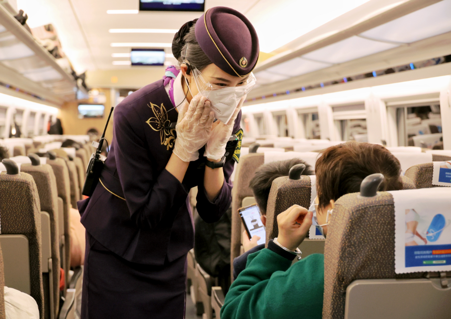 杭州客运段列车工作人员在列车上提醒旅客正确佩戴口罩▲杭州客运段