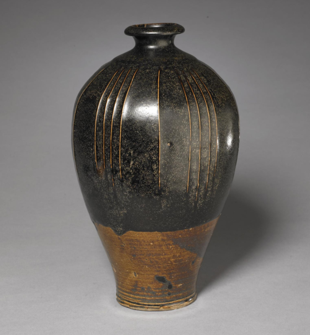 今天给大家介绍,宋代文物,《黑釉凸线纹瓶》,高27.5厘米,口径5.