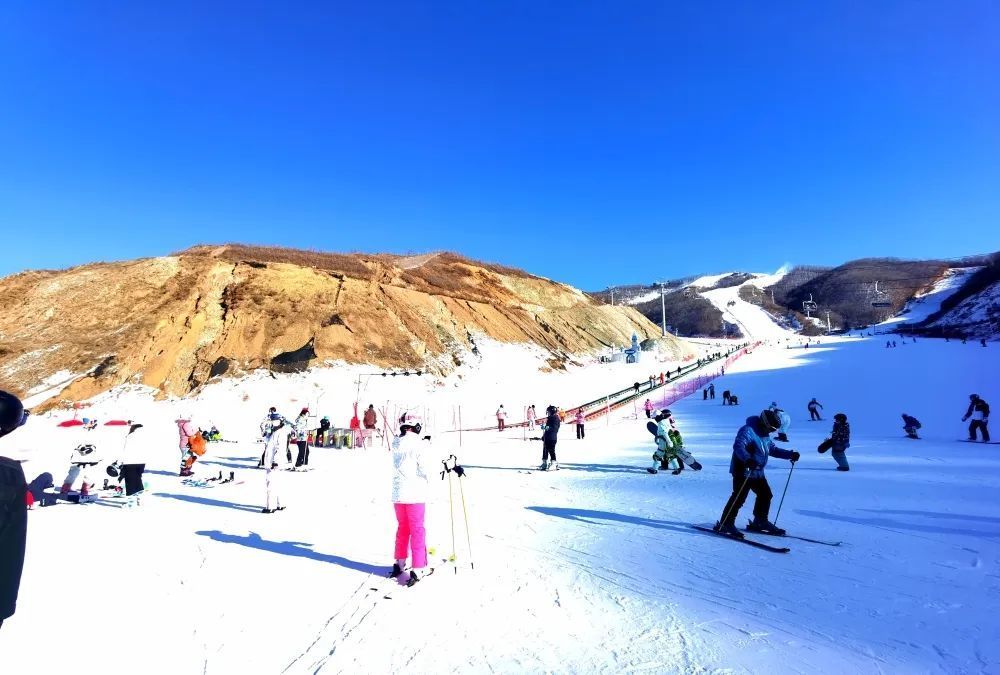 地址:梦都美低氘水小镇(延吉市依兰镇春兴村5队)图片来自梦都美滑雪场